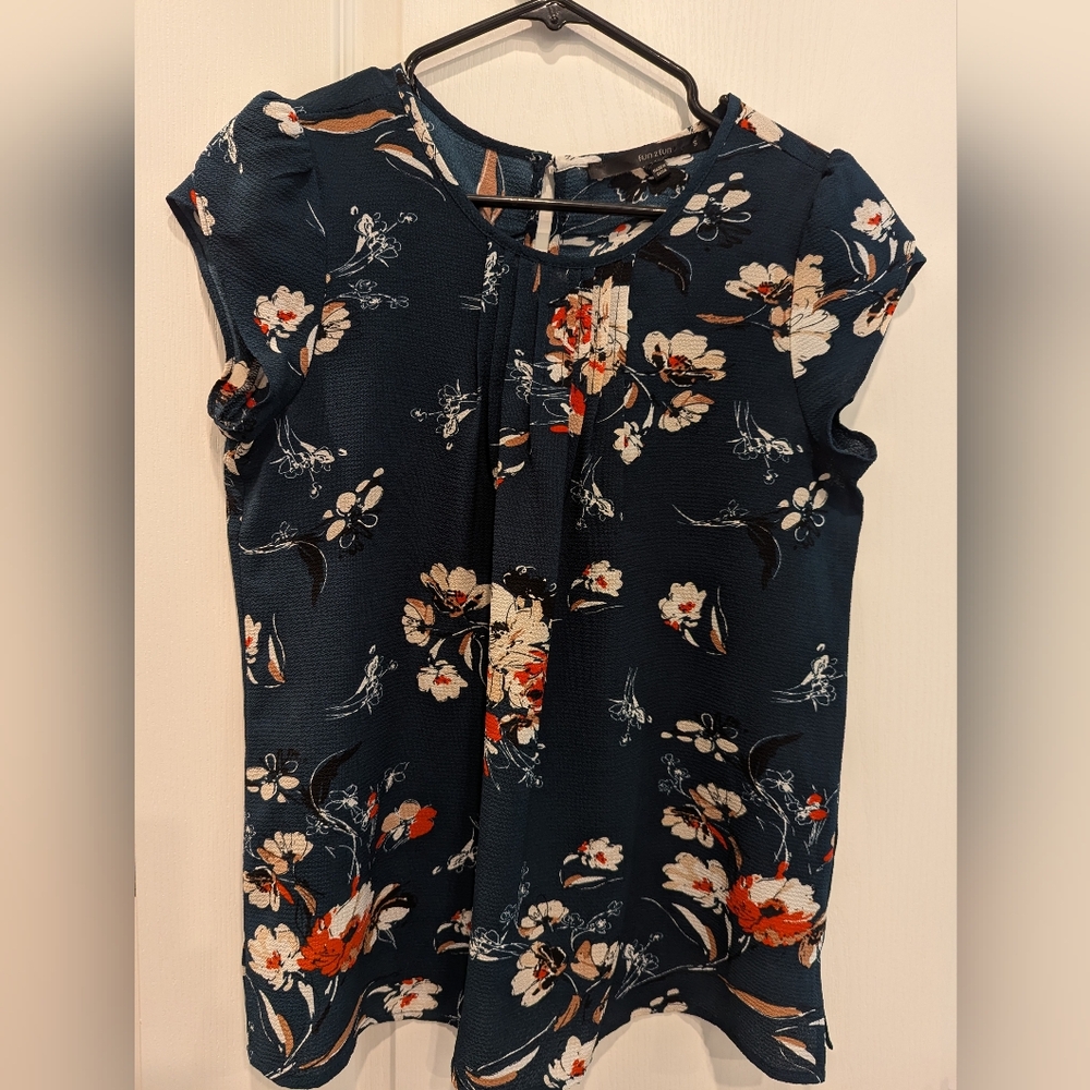 Fun 2 Fun Callum Tulip Sleeve Blouse size small